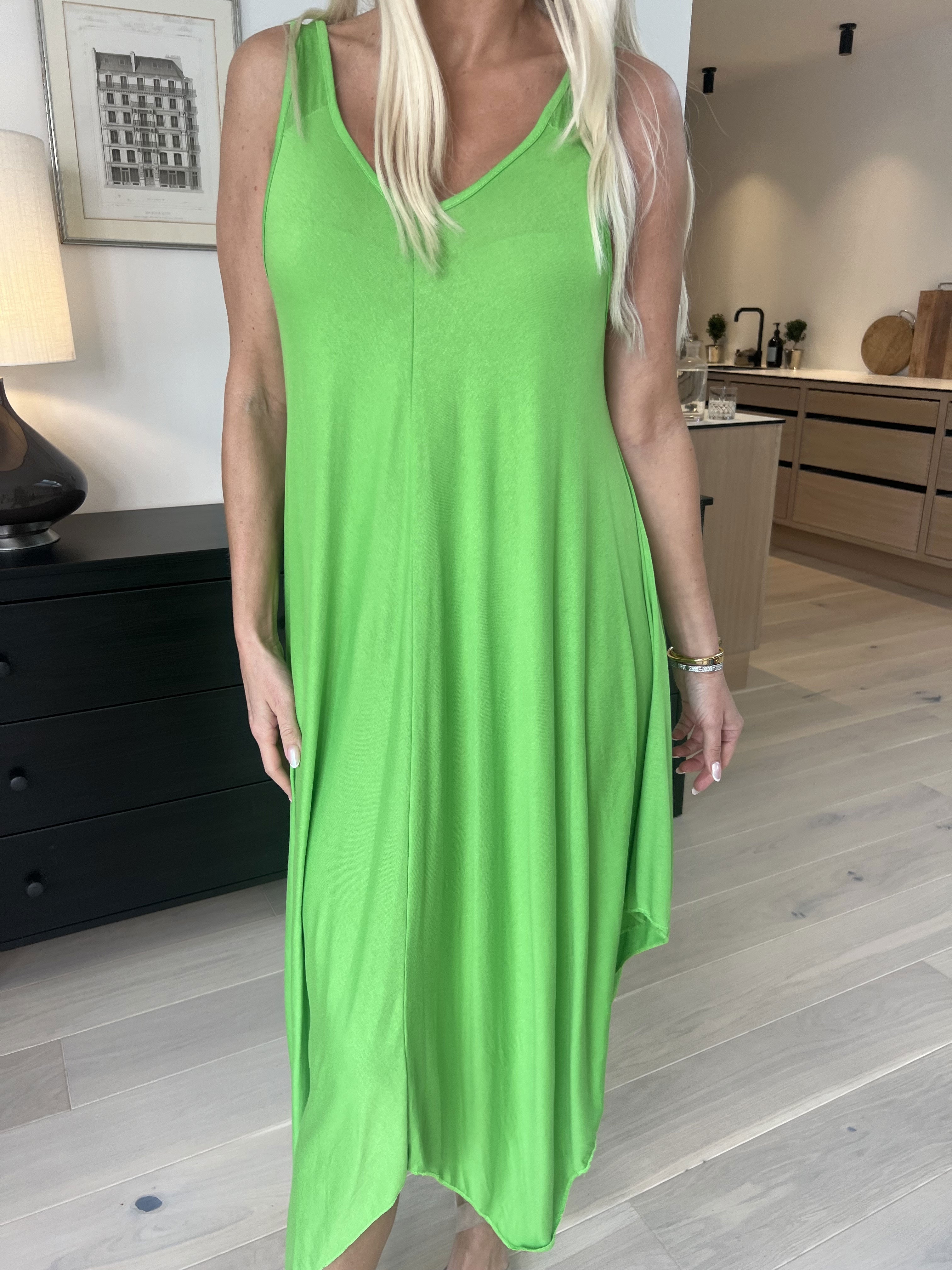 Veronica - Enfärgad sommarklänning med breda axelband